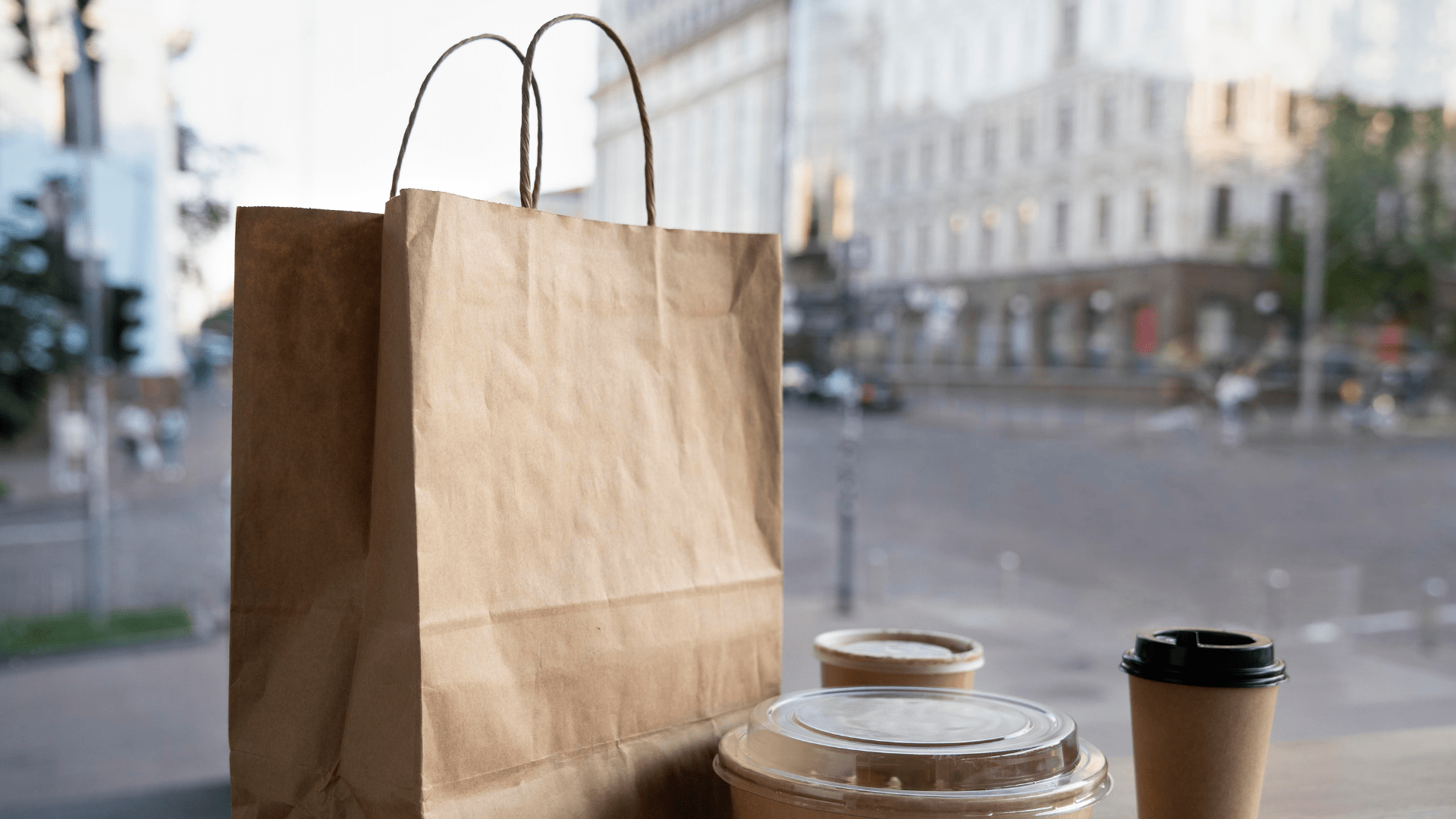 Bolsa de papel con productos reciclables