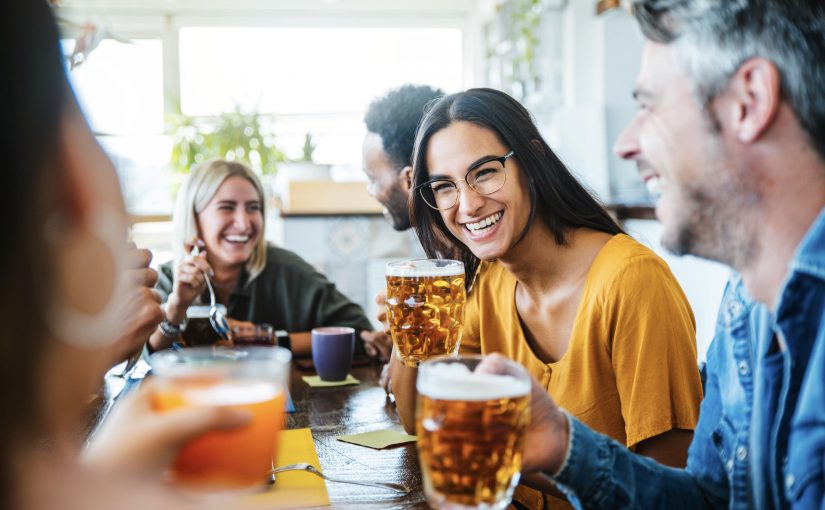 Equipamiento y mobiliario necesarios para abrir un bar