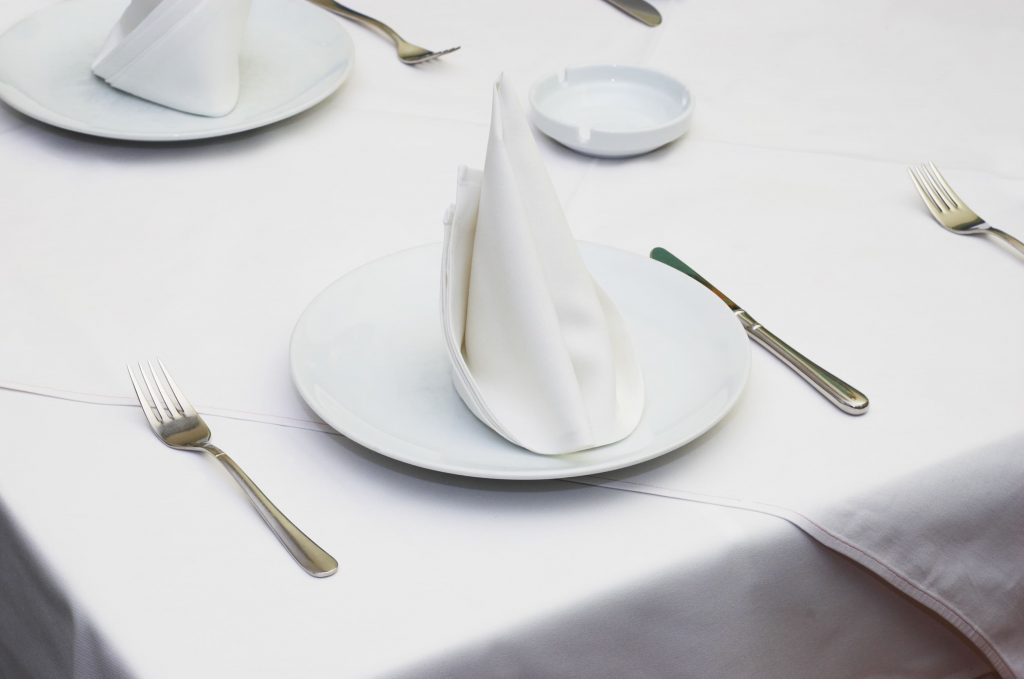 protocolo en la mesa cubiertos