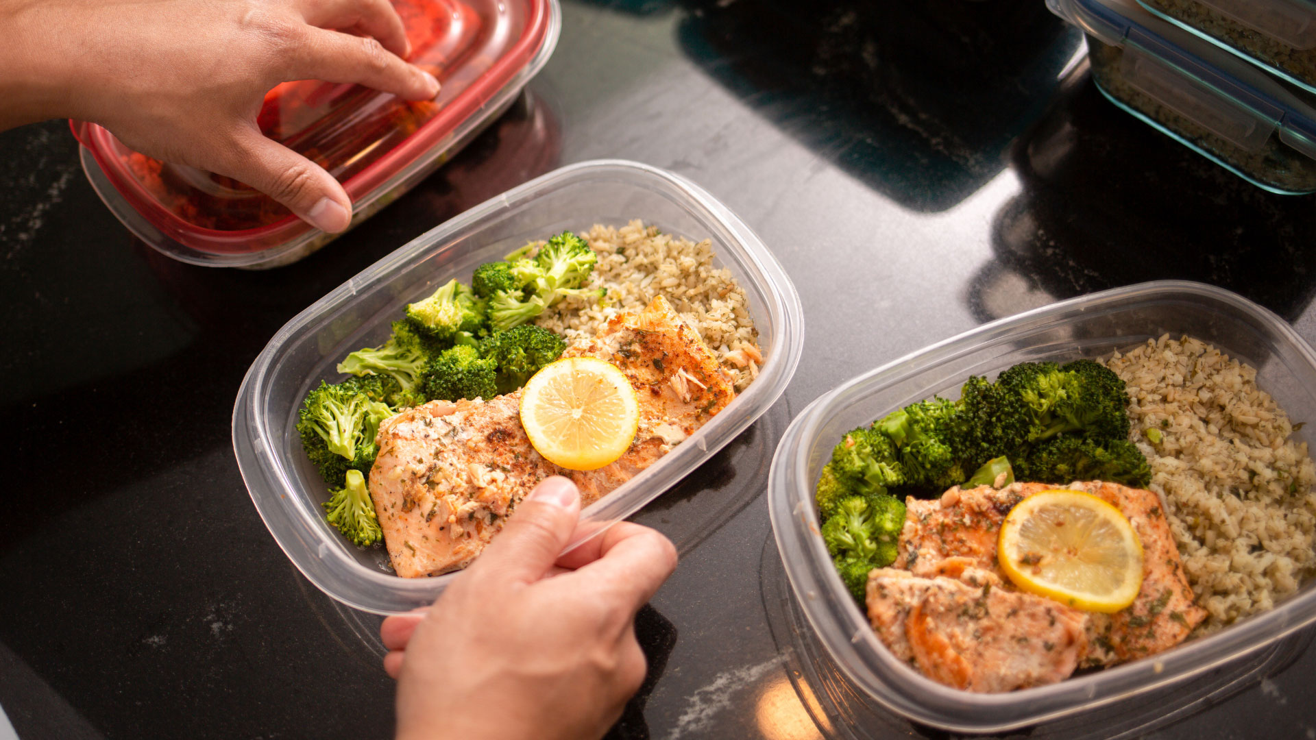 envase de plástico con alimentos