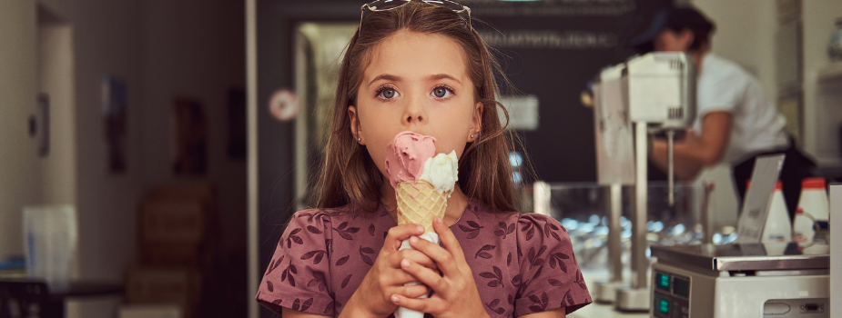 Niña come helado en una heladería recién montada