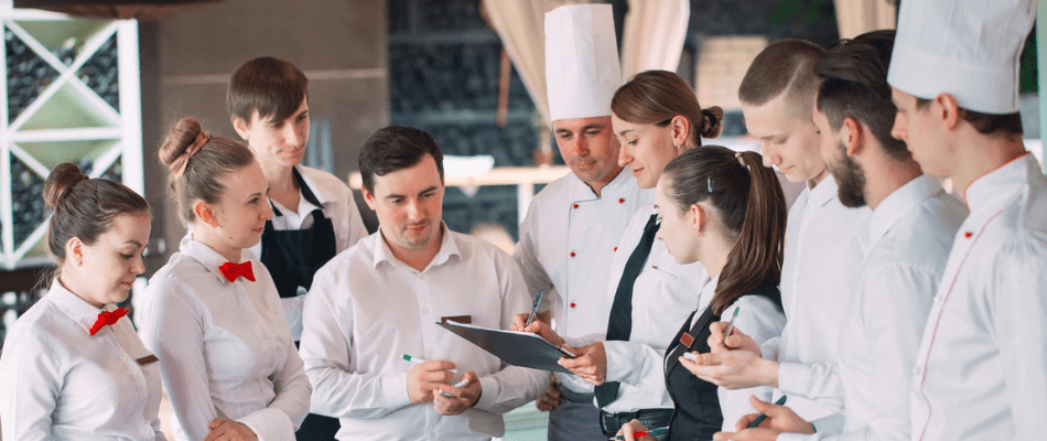 Gestionar al personal en la cocina de un restaurante