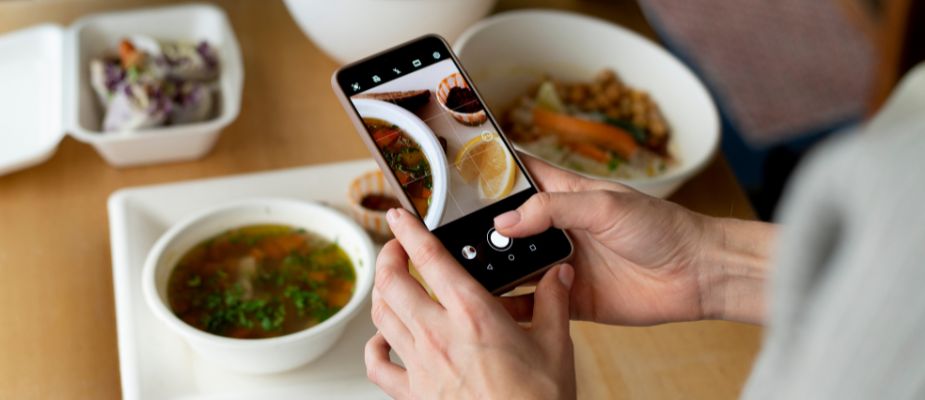 foodielover haciendo foto a la mesa de un restaurante para subir a rrss.