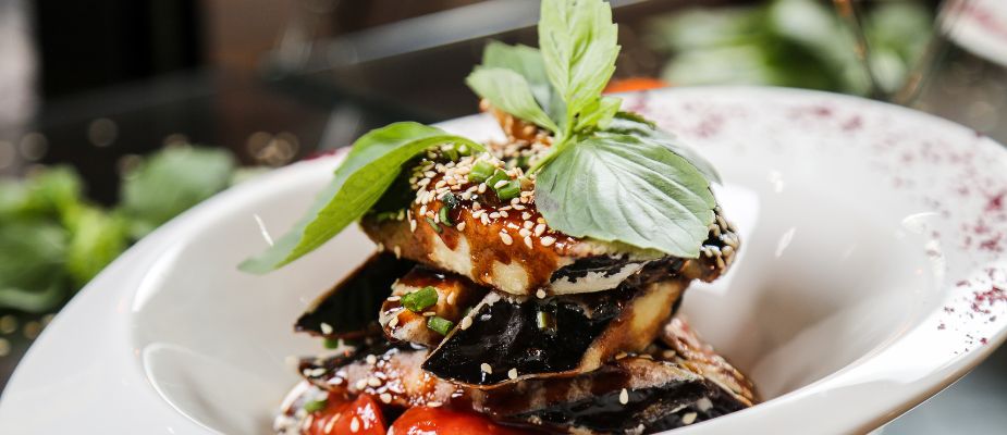 Fotografía hecha por un foodie lover para subir a redes sociales: berengena con burrata, tomate y hierba buena.