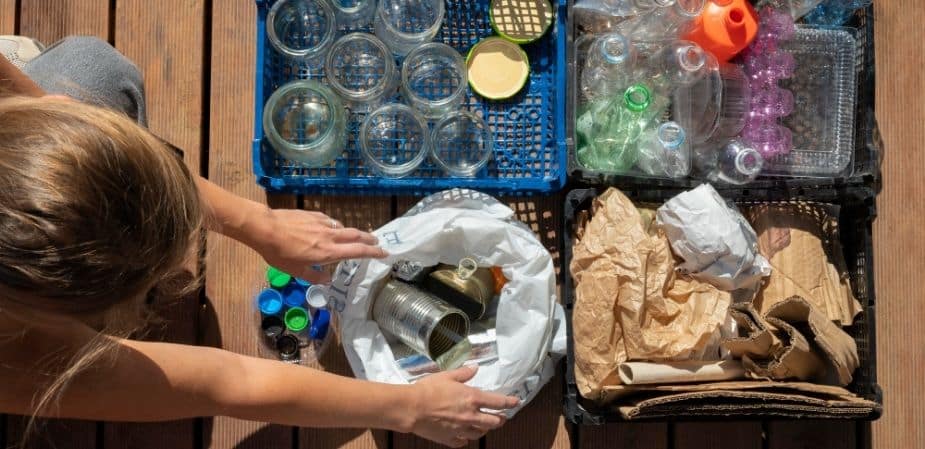 Envases retornables de vidrio y plástico en restaurante sostenible